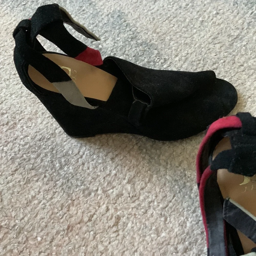Joe’s Jeans black suede wedge heels with fuchsia white suede strap - size 8.5
